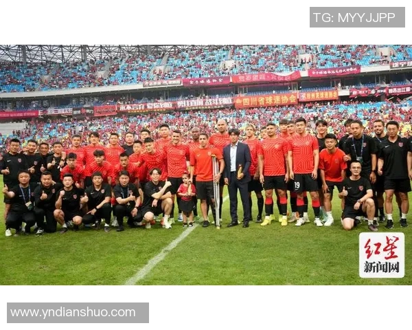 足球明星粉丝热情聚集见证荣耀时刻球迷情怀与偶像互动瞬间